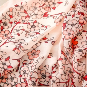 Detailaufnahme des rosa Kirschblütendrucks auf leichtem Leinen- und Baumwollschal