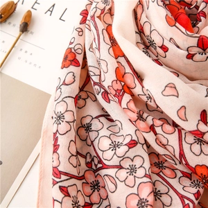 Nahaufnahme von rosa Kirschblüten-Baumwollschal mit feinen Kantenstich-Details