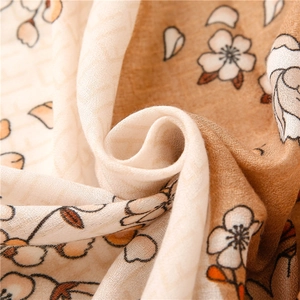 Makro-Detail des weichen Baumwoll-Leinen-Stoffs mit elegantem weißen Kirschblütenmuster