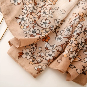 Nahaufnahme eines leichten Leinenschals mit Blumenmuster und weichen Stofffalten