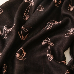 Détail macro du tissu soyeux marron avec motifs abstraits roses peints à la main