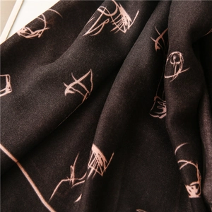 Détail macro d'une écharpe en coton et lin avec texture froissée et motifs abstraits