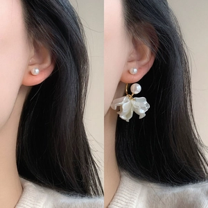 French Retro Flower Petal Artificial Pearl Stud Earrings Elegant Acrylic Floral Jewelry For Women Gold Plated Copper Earring Post