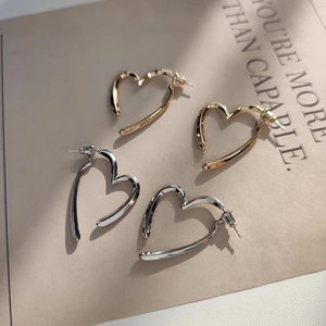 Boucles D'oreilles Puces Coeur Évidé Cuivre Plaqué Minimaliste Style Doux Bijoux Pour Femmes Quotidien Avec Tige En Argent