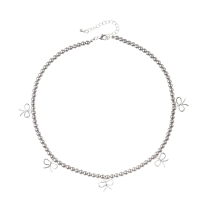 Collier élégant en perles gris argenté avec cinq pendentifs nœuds et fermoir ajustable