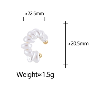 Detailed size specifications of C-shaped pearl ear cuff showing width and weight measurements