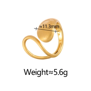 Bague goutte dorée asymétrique avec finition brossée mate pour un style minimaliste