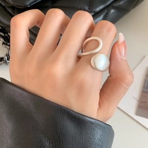 Bague ouverte asymétrique minimaliste en argent mat avec finition brossée géométrique
