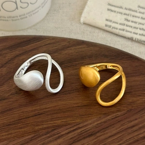 Bague Ouverte Asymétrique En Cuivre Design Fluide Épuré Mat Brossé Plaqué Or 18K Bijoux Minimalistes Pour Femmes