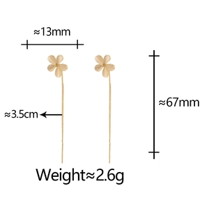 Orecchini a nappa dorati con fiore in opale bianco e catena lunga da 67 mm