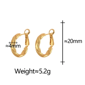 Golden twisted hoop earrings with 20mm height and 4mm width in a minimalist matte finish