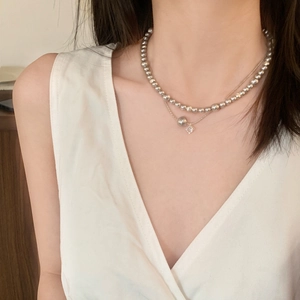 Élégant collier double épaisseur en argent avec perles rondes et pendentif zircon