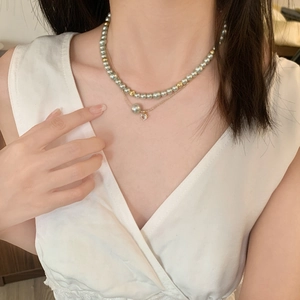 Collier élégant à deux rangs avec perles grises et chaîne dorée avec pendentif en cristal