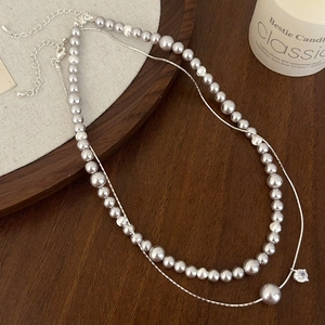 Collier élégant à double épaisseur avec perles grises et pendentif zircon sur bois