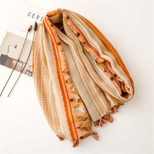 Sciarpa boho arancione con stampa piume, motivi geometrici e dettagli di nappe frangiate