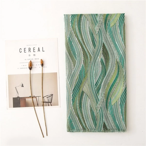 Detailschal mit linearem Wellenmuster, Fransenkanten und Cereal-Magazin-Dekor