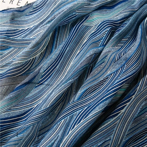 Detailansicht des blauen geometrischen Wellenmusters auf leichtem Baumwoll-Leinen-Schal