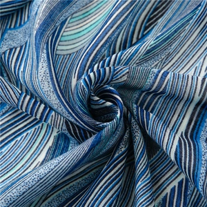 Makro-Detail des weichen blauen geometrischen Wellenmusters und der feinen Schal-Textur