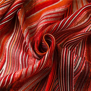 Detail von rot und orange gestreiftem Schalstoff mit weicher Textur und Baumwollgefühl
