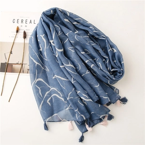 Blauer Schal mit Marmormuster und Quasten auf minimalistischem Hintergrund für Damen