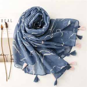 Detailaufnahme von blauem Schal mit Marmormuster und farbigen Quastenkanten