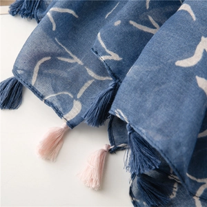 Detail eines blauen Schals mit Marmordruck, Baumwoll-Leinen-Textur und zweifarbigen Quasten