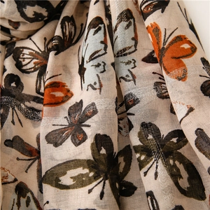 Détail du tissu d'écharpe à motif papillon avec des rayures dorées métallisées
