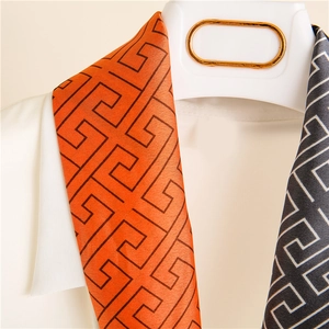 Élégant foulard étroit en soie avec motif grec géométrique et texture satinée sur chemise
