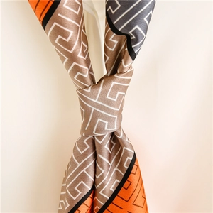 Écharpe en soie moderne avec motif de labyrinthe géométrique orange et gris élégant