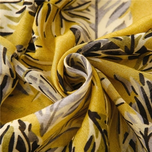 Écharpe jaune créative avec imprimé feuilles tropicales et texture légère pour femme