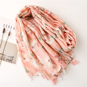 Sciarpa floreale rosa con nappe e motivo etnico da donna in vista distesa
