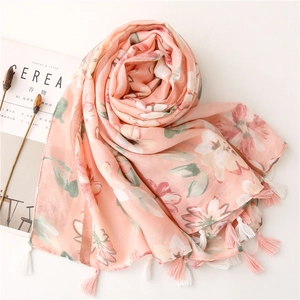 Sciarpa in cotone e lino con stampa floreale, nappe rosa e motivi vintage etnici