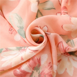 Dettaglio del tessuto della sciarpa rosa floreale vintage con trama in lino