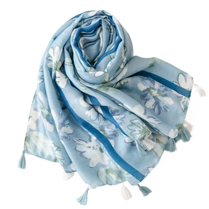 Sciarpa con stampa floreale in cotone e lino con fiori blu e nappe a frangia