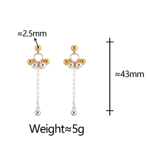 Détails des boucles d'oreilles pampilles bicolores de 43mm de long et pesant 5g