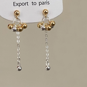 Élégantes boucles d'oreilles pompons à billes bicolores or et argent avec chaîne longue