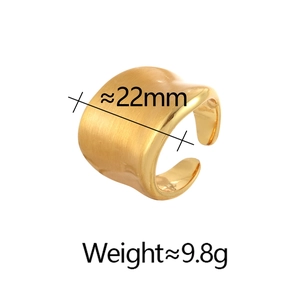 Détail d'une bague dorée de 22mm de large avec texture en métal brossé