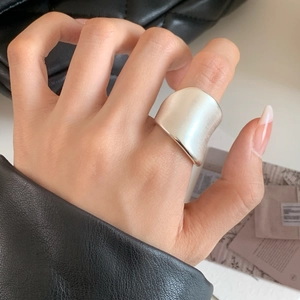 Bague large minimaliste en argent mat au design bombé pour un look de mode élégant