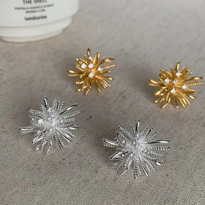Elegant fireworks starburst stud earrings with zircons in gold and silver finish