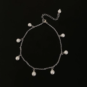 Vista dettagliata del bracciale a catena d'argento con otto perle e chiusura a moschettone