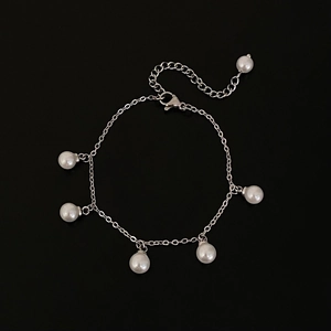 Dettaglio di bracciale in argento con sei perle bianche e chiusura a moschettone regolabile