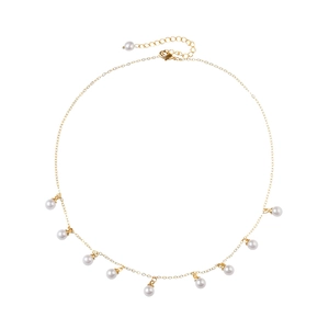 Elegante collana a catena dorata con otto perle fittizie bianche e chiusura a moschettone