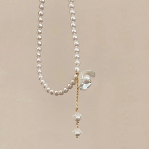 Collier de perles élégant avec grand pendentif fleur et pompons dorés sophistiqués