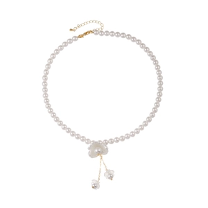 Collier de perles élégant avec pendentif fleuri et pompons dorés au design épuré