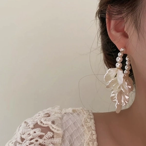 Boucles d'oreilles créoles perles avec pétales blancs translucides et longs glands