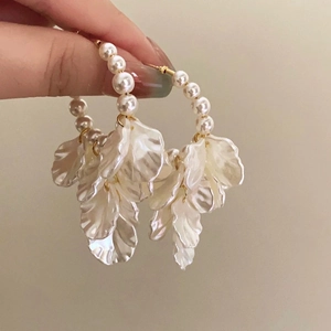 Boucles d'oreilles créoles élégantes avec perles blanches et pétales de fleurs en résine