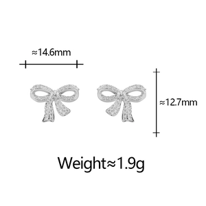 Détail des boucles d'oreilles nœud en zircon avec dimensions 14,6 mm sur 12,7 mm