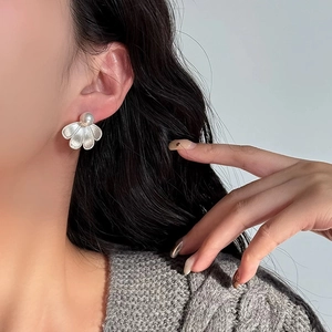 Elegant silver fan-shaped flower stud earrings with white pearl for women in minimalist style