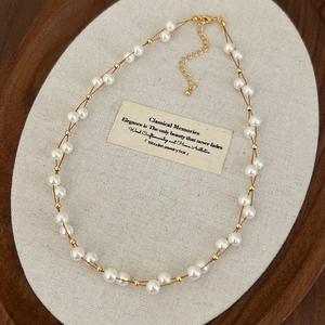 Collier élégant à double chaîne dorée et perles blanches brillantes avec fermoir ajustable