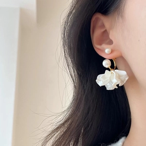 Elegante weiße Blumenblüten Ohrringe mit glänzenden Perlen und goldenem Finish